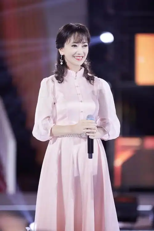 赵雅芝简历个人资料简介(演员赵雅芝,二婚嫁普通人,三个儿子一个比一