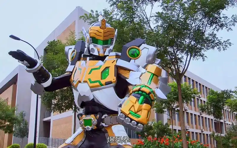 不愧是金刚铠甲,面对两魔影兽围攻,表现的游刃有余