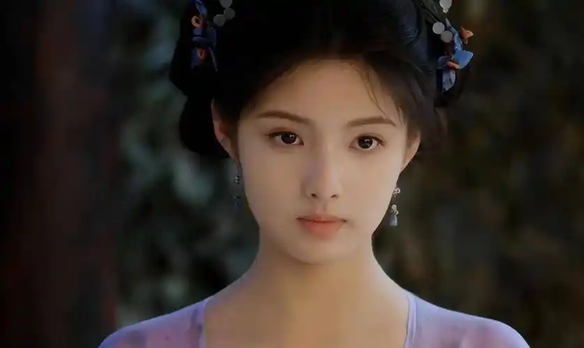 被《墨雨云间》孔雪儿惊艳了,好身材遮不住,红肚兜吊带装太吸睛