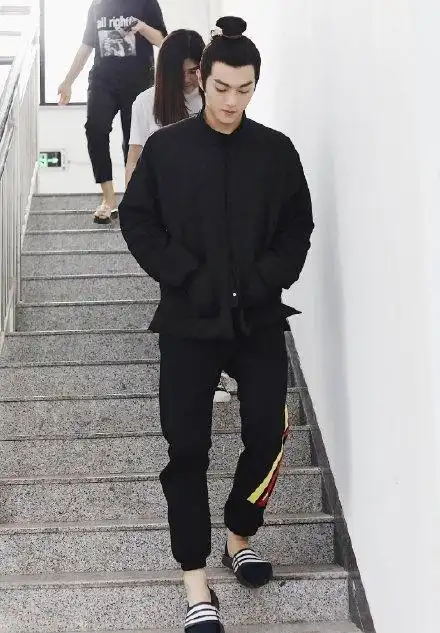 许凯晒自拍发际线堪忧,自嘲许家第一个m字头