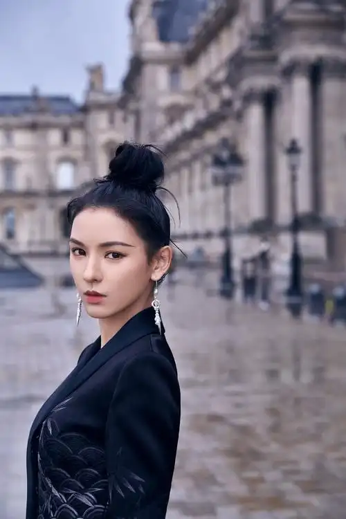张予曦惊艳亮相巴黎街头 筷子发饰诠释侠义中国风__凤凰网