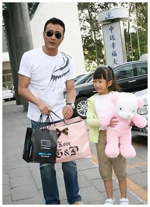 胡军对儿子和女儿的态度,简直天差地别,女儿撞脸江疏影像妈妈