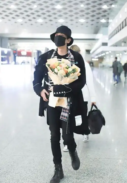 张若昀瘦成"小鲜肉",全黑穿搭看着挺有型,腿看着比女生还细