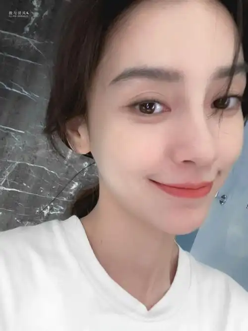 angelababy晒原相机自拍live照