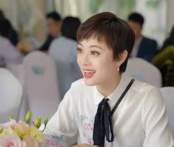 原创孙俪新剧路透长腿配高跟鞋太性感和董子健同框却被嘲像母子