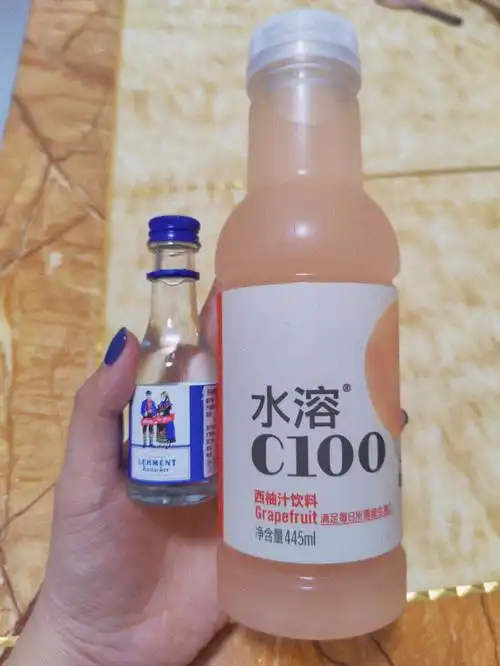 图一:水溶c 乐赫蒙罗斯拖客浓香利口酒图二:水溶c 威特娜皇嘉金色利口