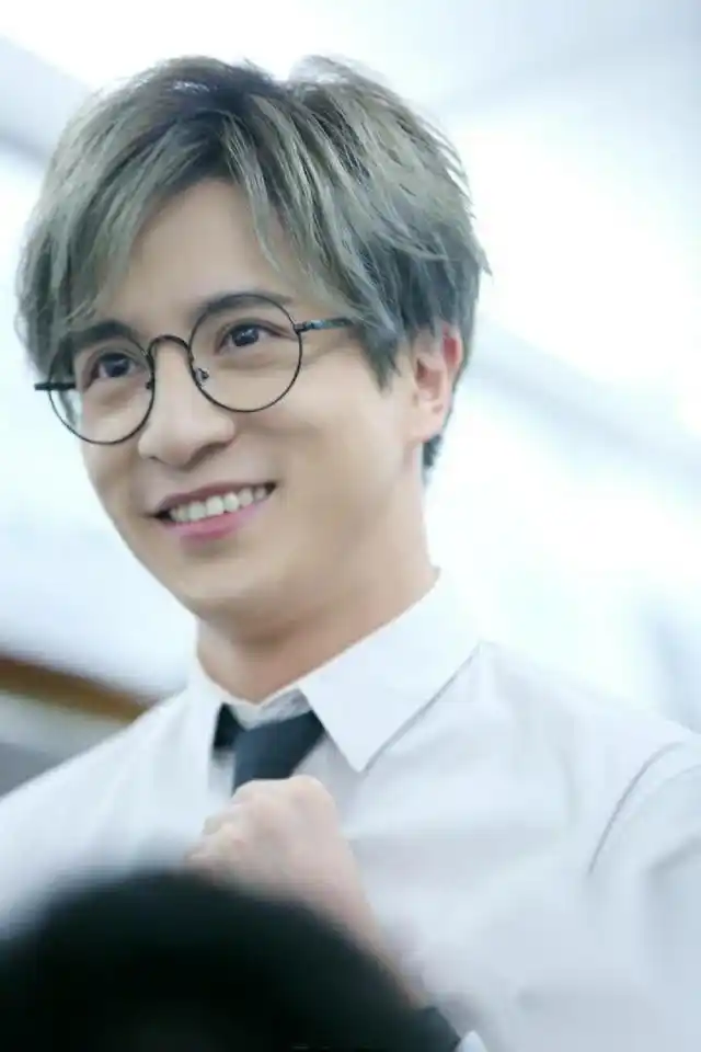 薛之谦的"眼镜杀"能撩到你吗?谦谦笑起来好迷人呀