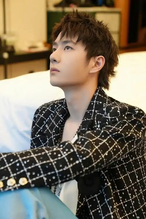 王一博仙品侧颜,绝佳颜值十分惊艳,充满故事感|王一博_新浪新闻