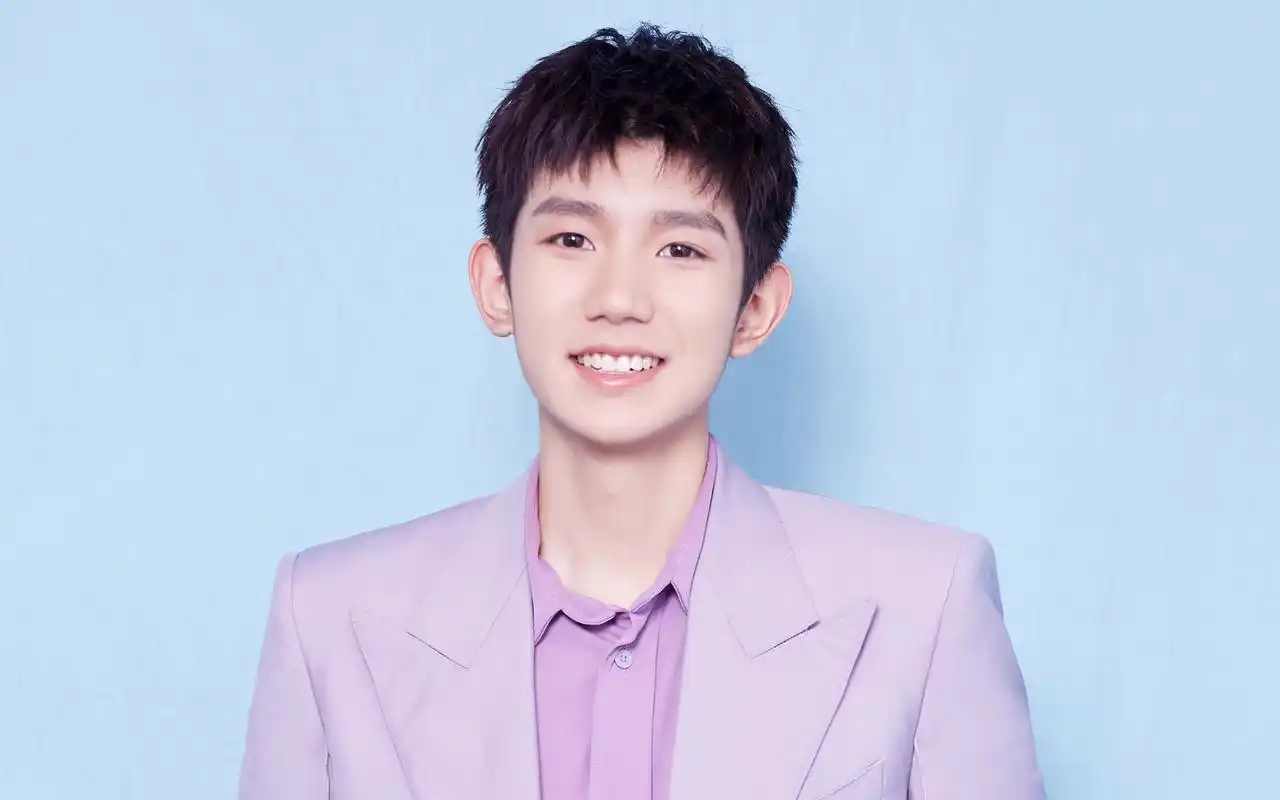 王源粉色西服帅气图片桌面壁纸