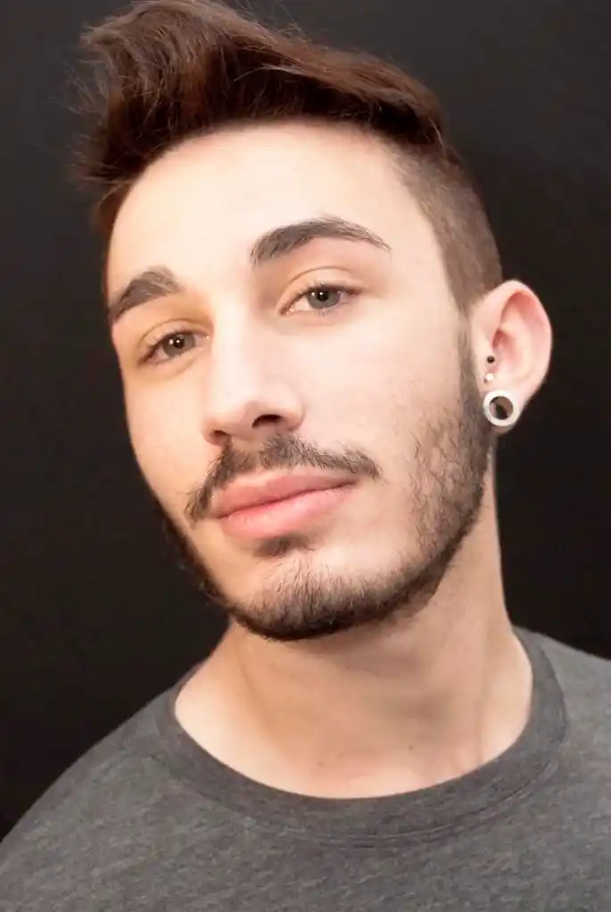 帅哥,黑色背景上大胡子的帅哥