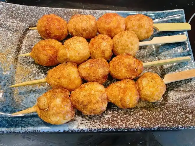 用料 鹌鹑蛋 16个 椒盐粉 少许 番茄酱 少许 烧烤酱 少许香脆鹌鹑蛋的