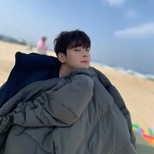 astro车银优公开在海边拍摄的近况照片出众的侧脸令人陶醉