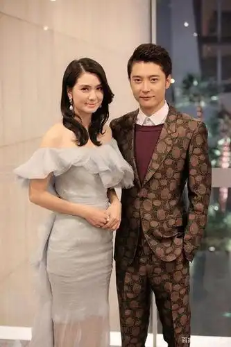 洪欣背万元包包与老公逛街秀恩爱,媒体指张丹峰不耐烦抽烟解闷