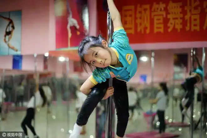 女童苦练钢管舞身体扭曲痛到流泪 夺全国少儿组冠军 梦想要进国家队