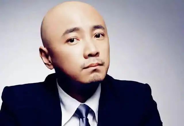 男明星剃光头,刘德华满分,谢霆锋雅痞,他成代言25位男明星光头肖战