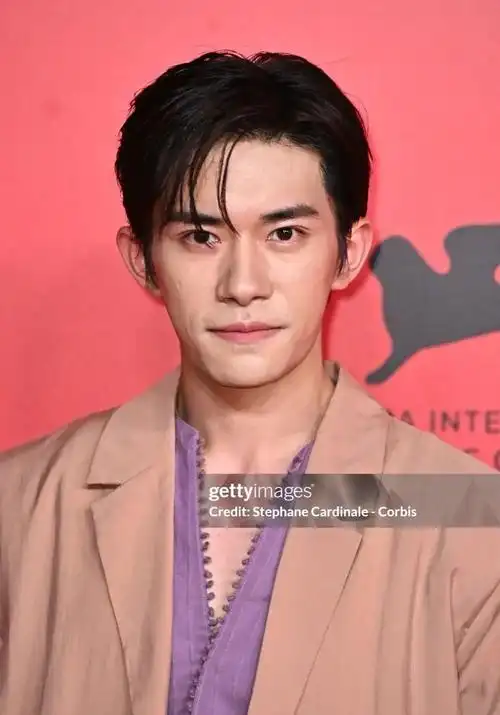 好久不见的易烊千玺变成了这样,一下子沧桑了好多,看着有30多岁的感觉