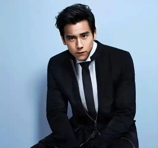 "国民偶像"彭于晏:被蔡爸曝出恋情,遭姜文韩寒"压榨"美色_李冰冰