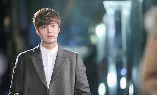 在妍雨生日当天,李敏镐亲自驾车接女友,两人一起观看深夜电影