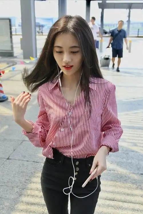 鞠婧祎身材真挺好身穿红白条纹衬衫看起来舒适又时尚