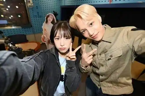 exo金钟仁出演wendy电台节目《wendy的youngstreet》 两人合影开心比v