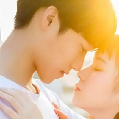 亲嘴头像图片情侣一对双人情侣头像拥抱亲吻