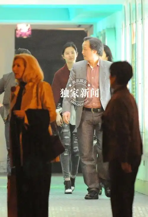 而陈金飞除了是刘亦菲的干爹,也是刘亦菲的教父,可见刘亦菲和陈金飞的