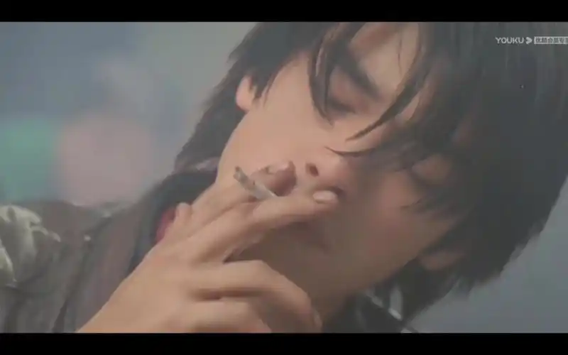 这是男人心中,以为自己抽烟打牌的样子吧【金城武抽烟合集】