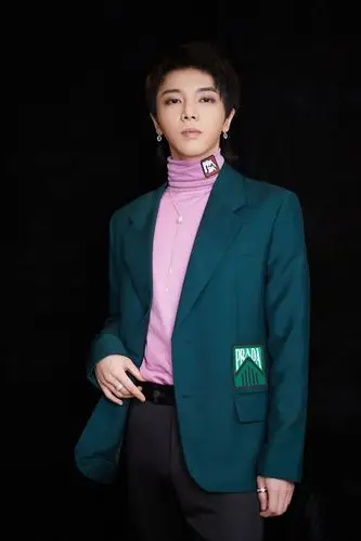 图片来源/华晨宇工作室官方微博◆ 西瓜粉 ◆男士服装中,粉色系的款式