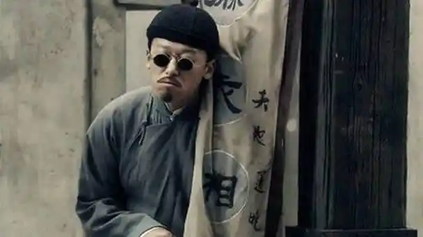 人生啊有许很多多的场景,在古代的时候有一个算命教师,他有一天看见了