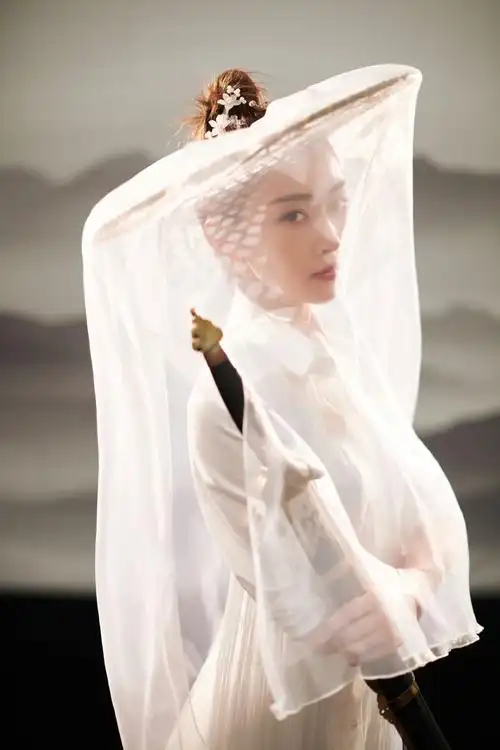 宣璐手拿折扇拍古风大片白色长裙轻纱斗笠仗剑江湖