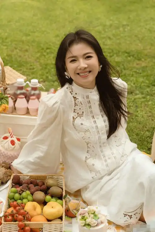 刘涛生日连发30张写真大片,露腰长裙尽显腰臀比,姐姐这是憋久了_年龄