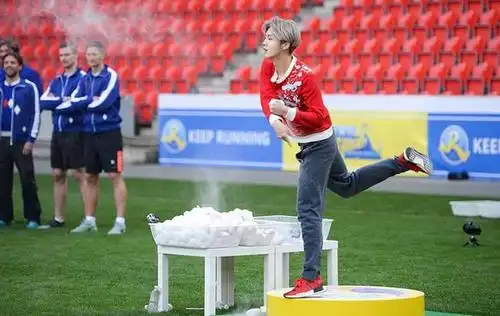 《奔跑吧》兄弟团正装出席捷克站 迎战撕名牌最强战队