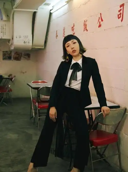 吴莫愁真会穿!卡其色马甲搭配蕾丝半身裙高级精致,复古摩登