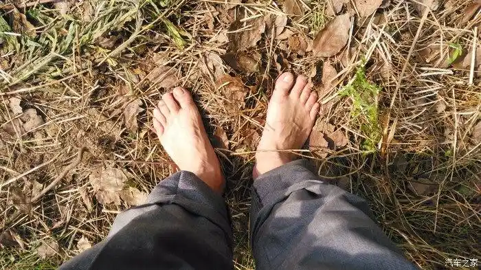 中年老男人赤脚干活中