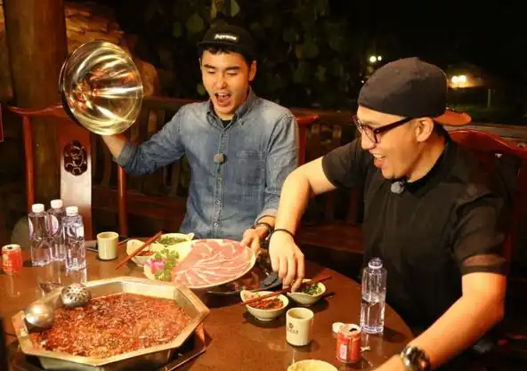 《了不起》开播 阮经天乐嘉体验平凡生活