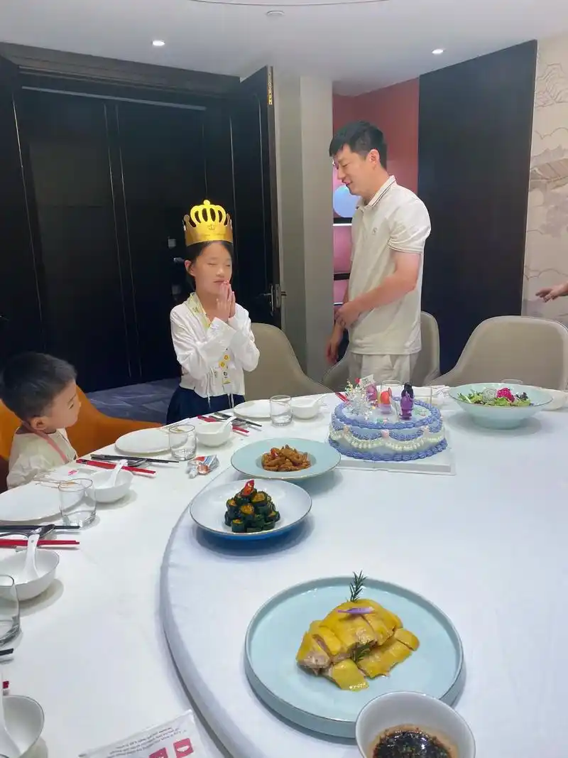 "我的姐姐""这是给我的姐姐过的第一个生日" "今天真是幸福 - 抖音