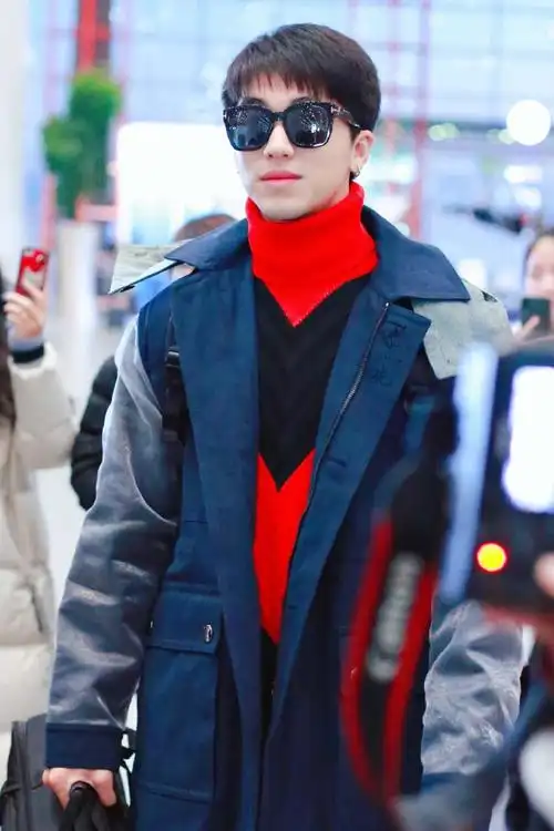 许魏洲戴墨镜穿拼色大衣内搭高领毛衣现身机场,皮肤白皙面带微笑