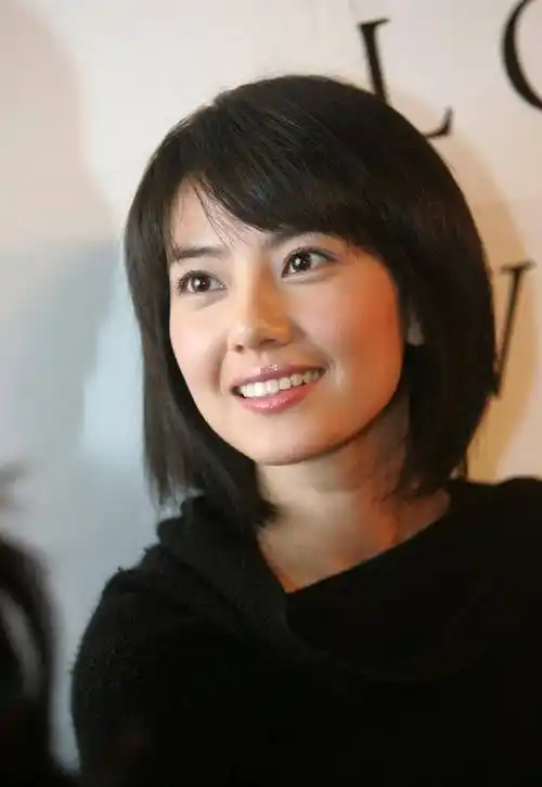 高圆圆年过40却依旧貌美如花,看过小时候照片,原来是天生丽质_气质