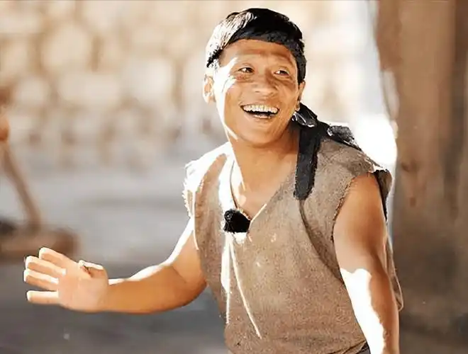 上学后,宋小宝凭借机智幽默的言谈常常逗得老师同学开怀大笑.