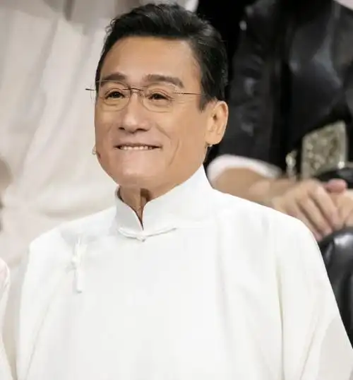 梁家辉65岁生日双胞胎女儿晒父女合影庆祝俩女儿气质出众像爸