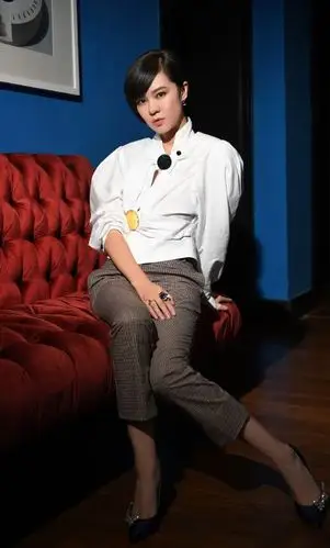 郁可唯的衬衫从头开衩到尾,却只在头尾贴2颗扣子,不怕露了?