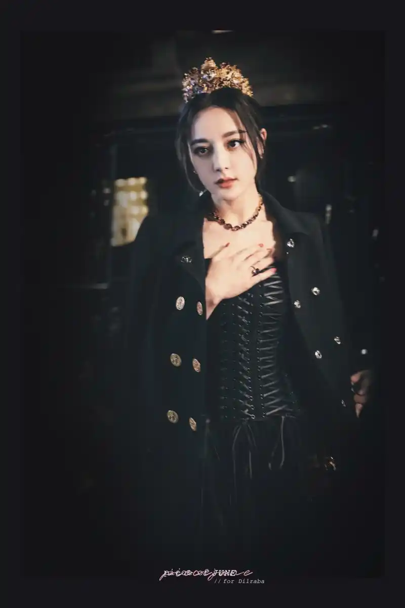 落落大方一颦一笑皆是风景 回顾迪丽热巴上半年米兰时装周亮相时刻