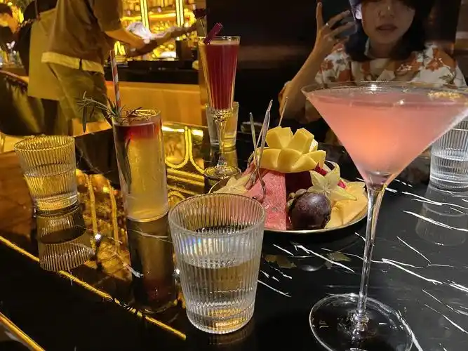 在酒吧喝酒用来装水的杯子 真的太太太好看了 但在99搜不到 求助一