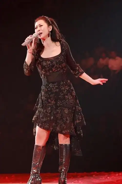 1984年,一首《零点十分》让刚到香港发展的叶倩文名声大噪,随后她便在