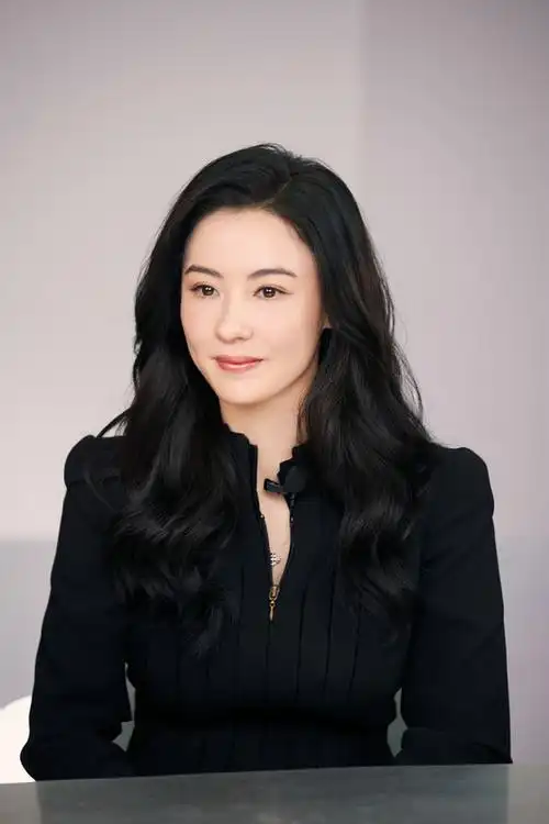 张柏芝现身品牌活动 低眉浅笑温婉可人