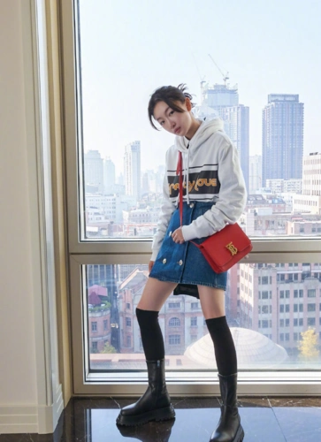 周冬雨个子虽小但气场却很强卫衣牛仔裙加长靴简单时髦腿好长