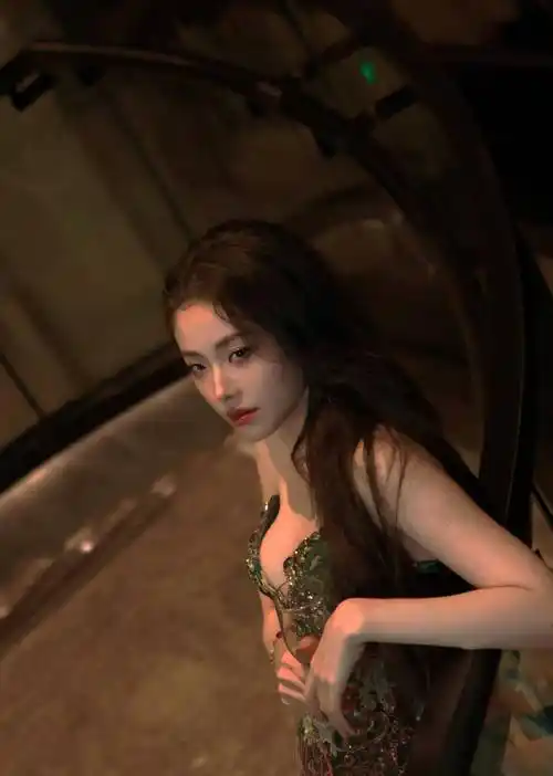 女团the9的喻言分享了一张晚礼服的照片,一袭v领露肩长裙,俏皮又俏皮