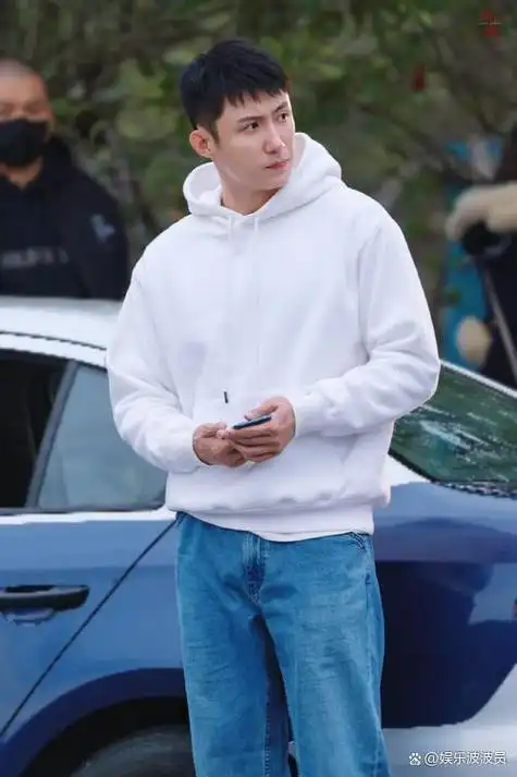 黄景瑜所在剧组用激光笔驱赶学生?校方澄清用以定位,正在处理