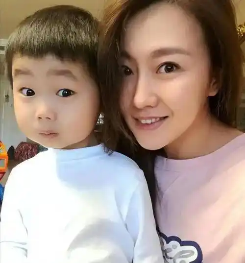 潘阳:潘长江安排她30岁嫁给10亿富豪,为何婚后却带娃常住娘家?