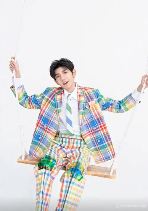 王源彩虹格纹西装亮相帅哭 2019个人新专辑即将发布